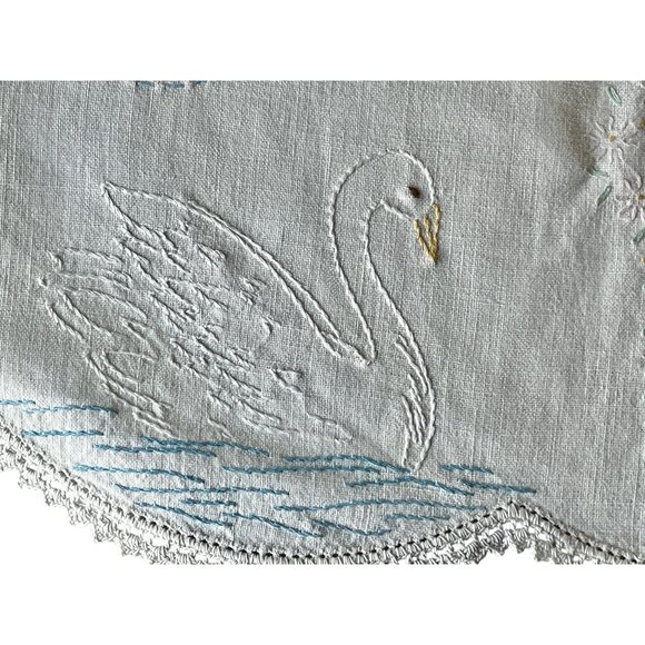 White Linen Table Runner Embroidered Swans Crocheted Edges 41x16 Wedding Dresser - Picture 7 of 11